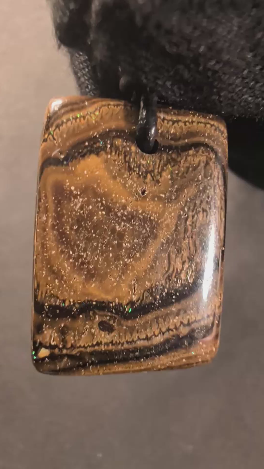 Boulder Opal Kette, 57 Carat – Video: Farbspiel unter bewegtem Licht