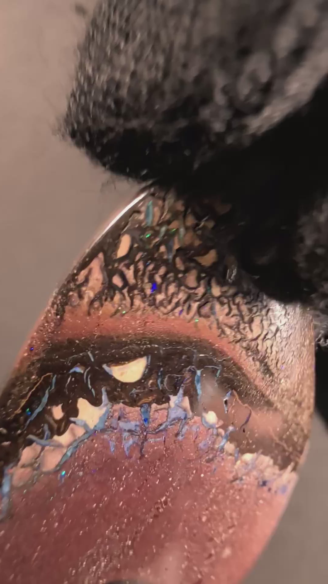 Boulder Opal Kette, 49,7 Carat – Video: Farbspiel unter bewegtem Licht