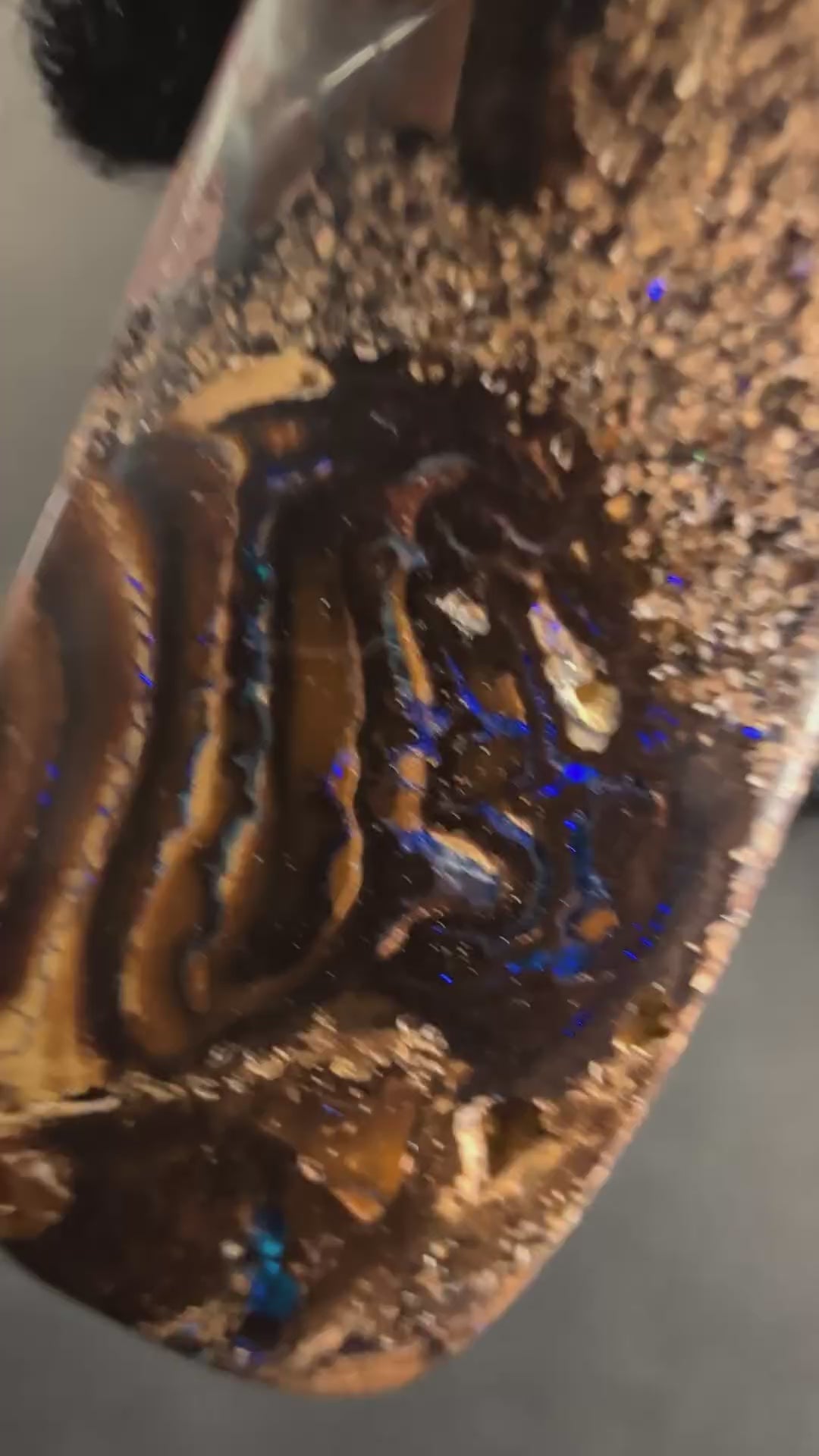 Boulder Opal Kette, 38,6 Carat – Video: Farbspiel unter bewegtem Licht