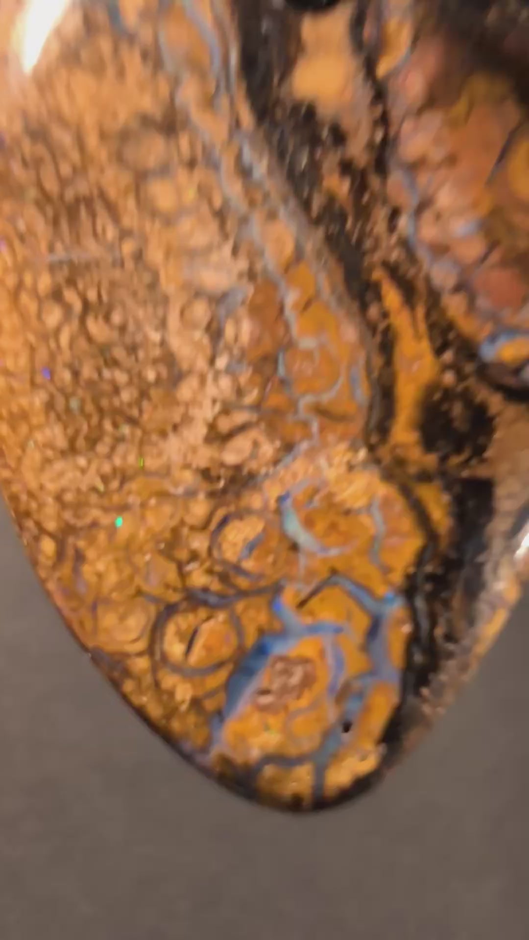 Boulder Opal Kette, 71 Carat – Video: Farbspiel unter bewegtem Licht